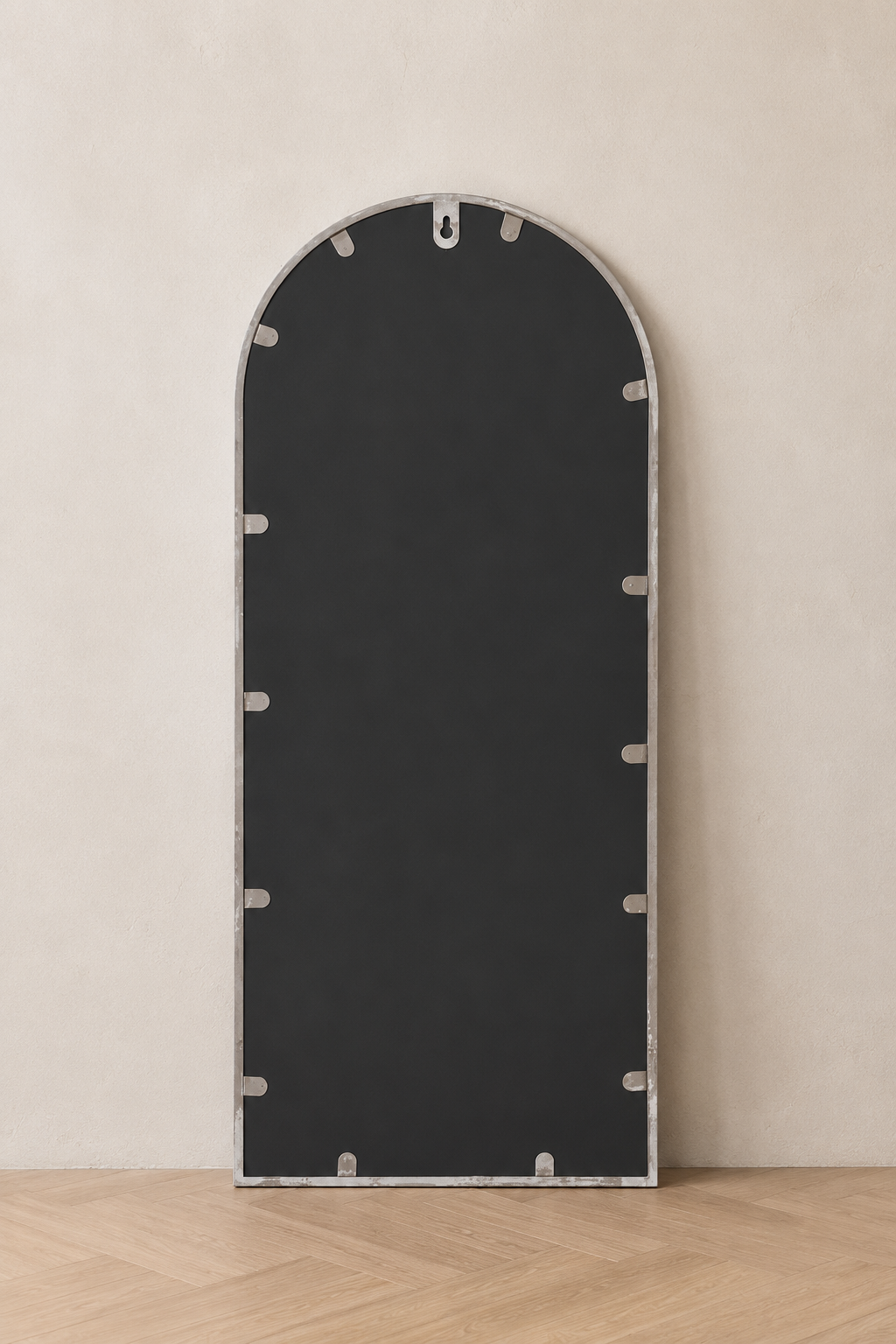 Arche en fer façonné beige, effet rouille 100×45 cm. Vu de l'arrière ou en cours d'installation.
