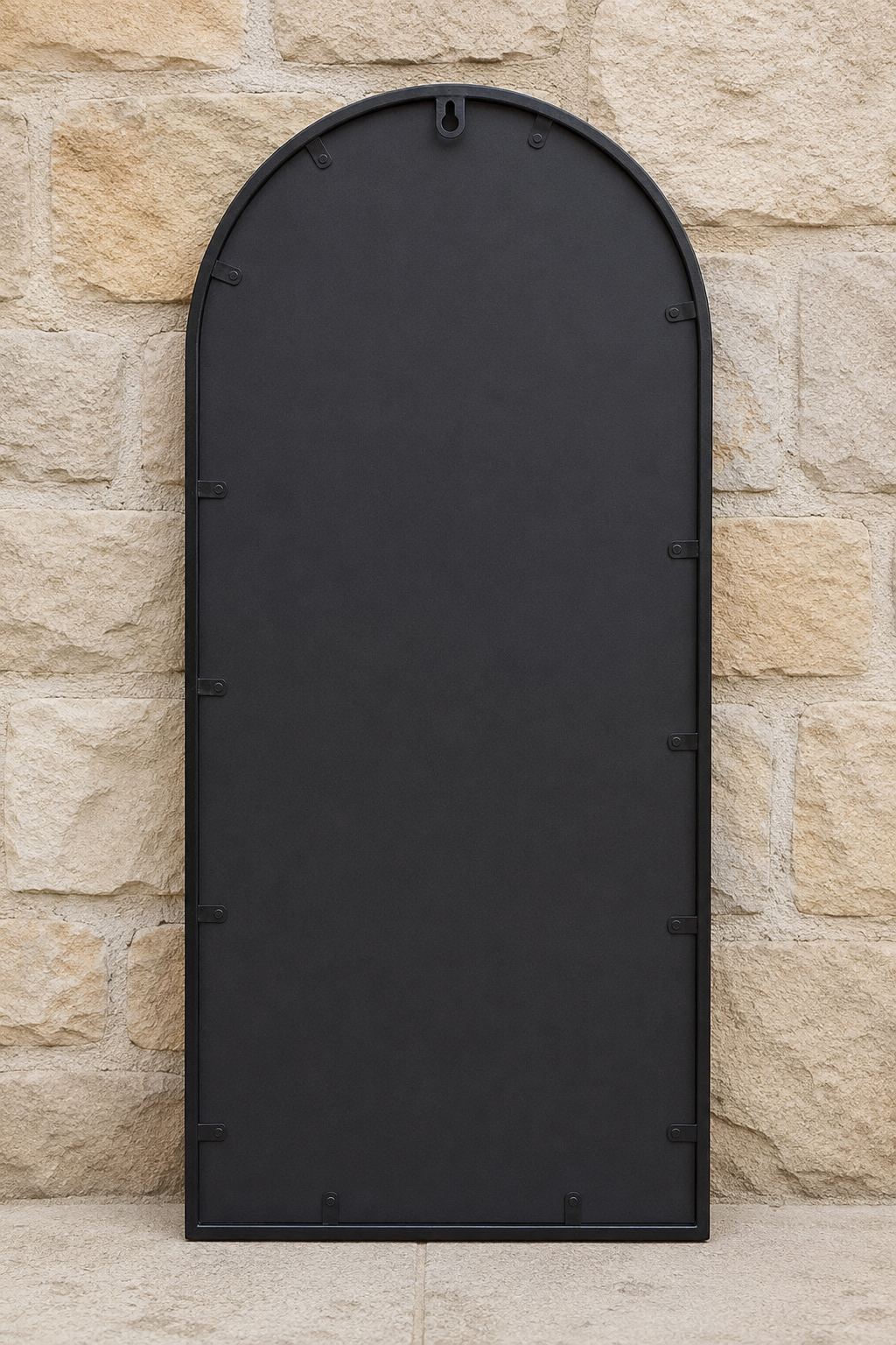 Arche en fer noir effet rouille, jardin 100×45 cm. Vu de l'arrière ou en cours d'installation.