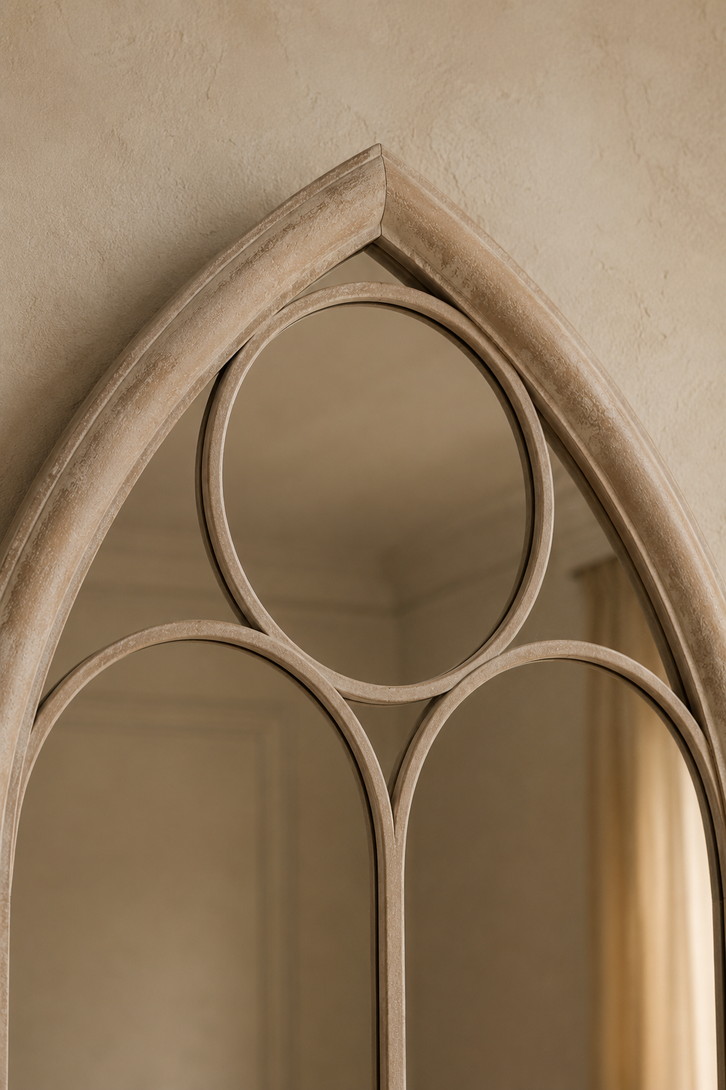 Arche gothique, gris rustique 111,5×60,5 cm. Détail du cadre en gros plan.