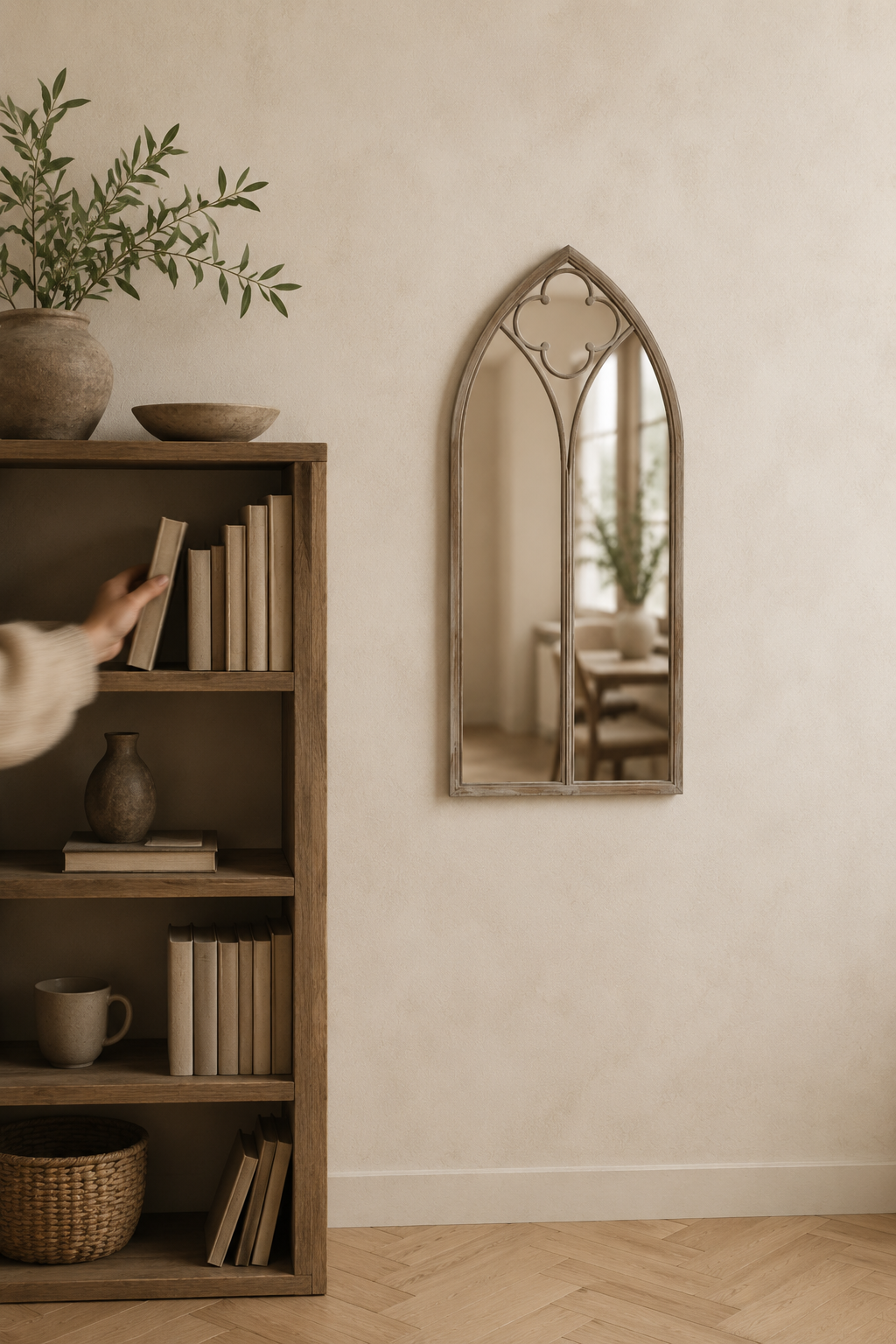 Petite arche gothique, crème effet rouille 70×30 cm. Présenté avec un objet de référence pour l'échelle.