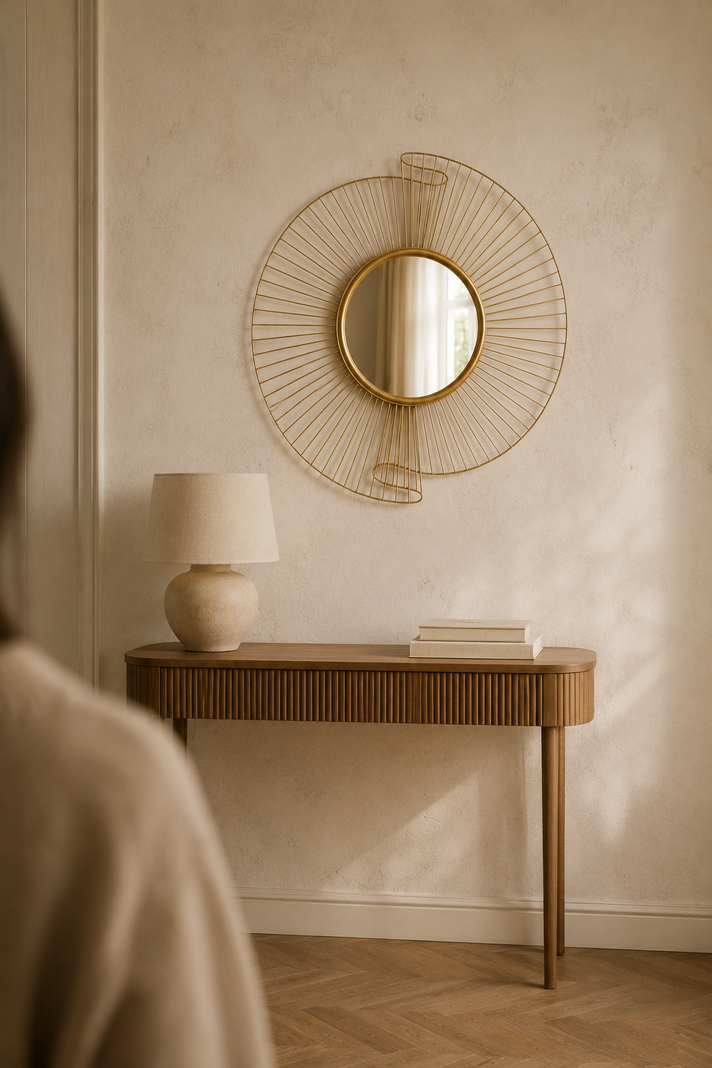 Médaillon soleil, doré Ø60 cm. Présenté avec un objet de référence pour l'échelle.