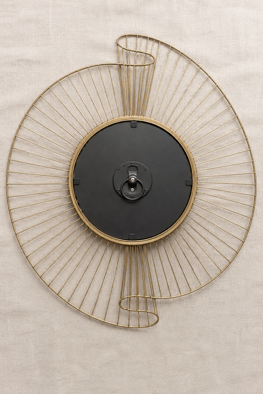 Médaillon soleil, doré Ø60 cm. Vu de l'arrière ou en cours d'installation.