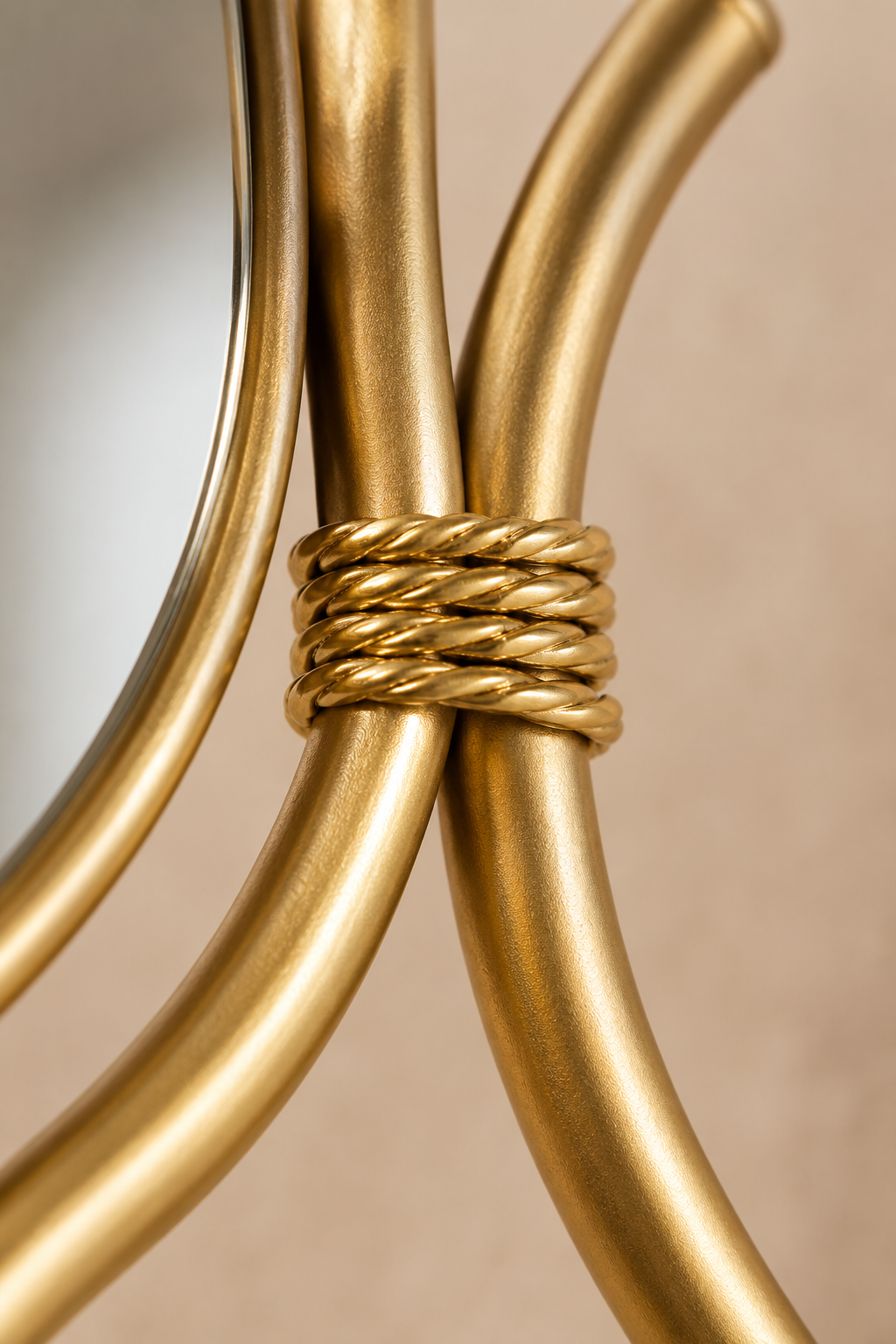 Grille ondulée, doré 100×51 cm. Détail du cadre en gros plan.