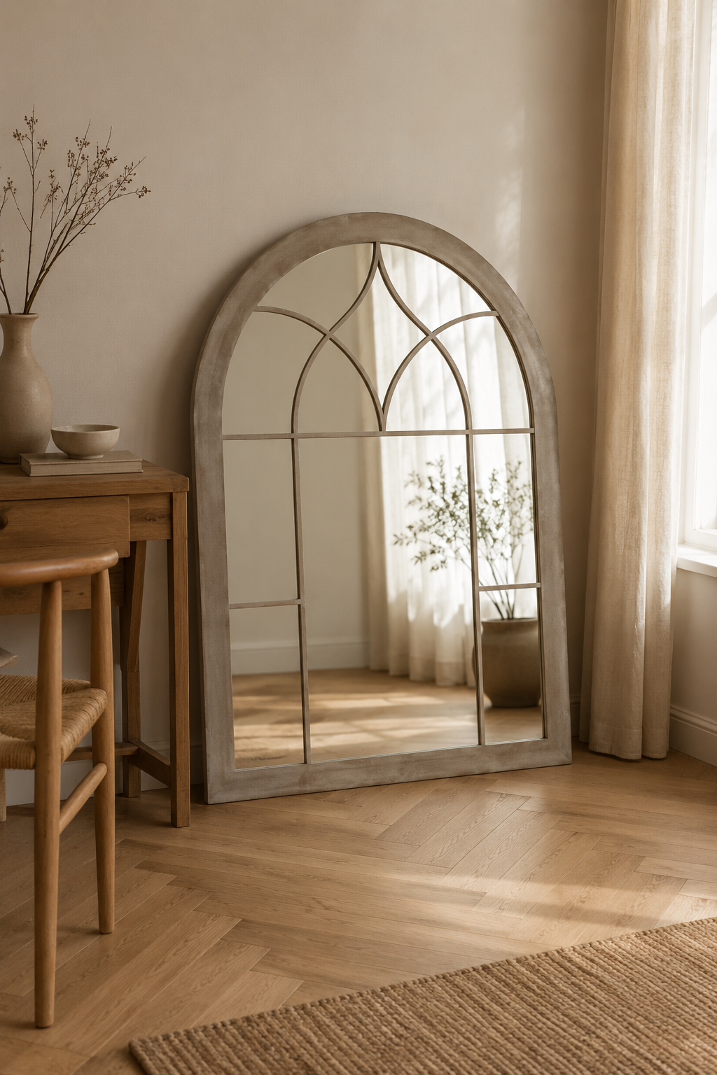 Miroir fenêtre cintrée, métal gris rustique 69 x 88,5 cm, Gris rustique patiné. Présenté avec un objet de référence pour l'échelle.