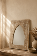Miroir arche mauresque, bois de manguier peint main 40 x 55 cm, Peinte à la main, motif floral gravé. Vue d'ensemble.