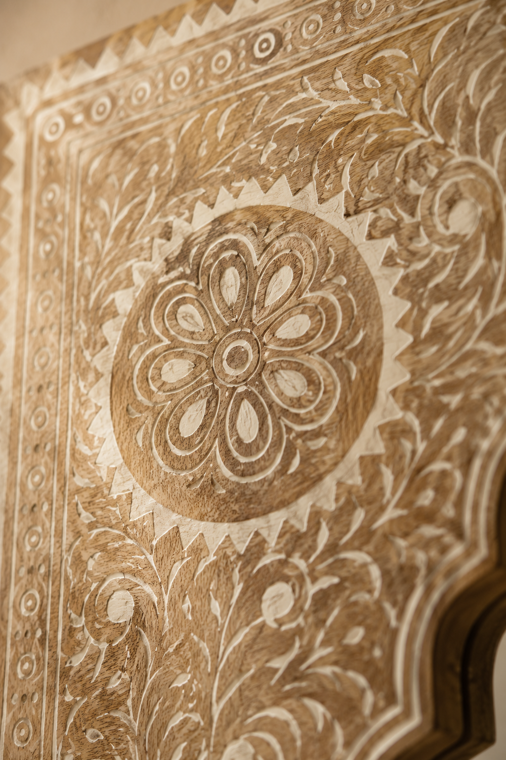 Miroir arche mauresque, bois de manguier peint main 40 x 55 cm, Peinte à la main, motif floral gravé. Détail du cadre en gros plan.