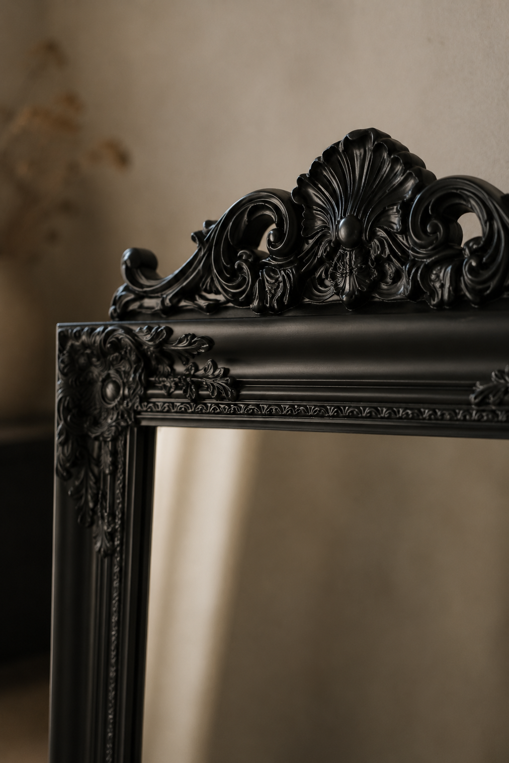Miroir psyché baroque sur pied, noir laqué 160 x 40 cm, Laqué noir, fronton baroque sculpté. Détail du cadre en gros plan.