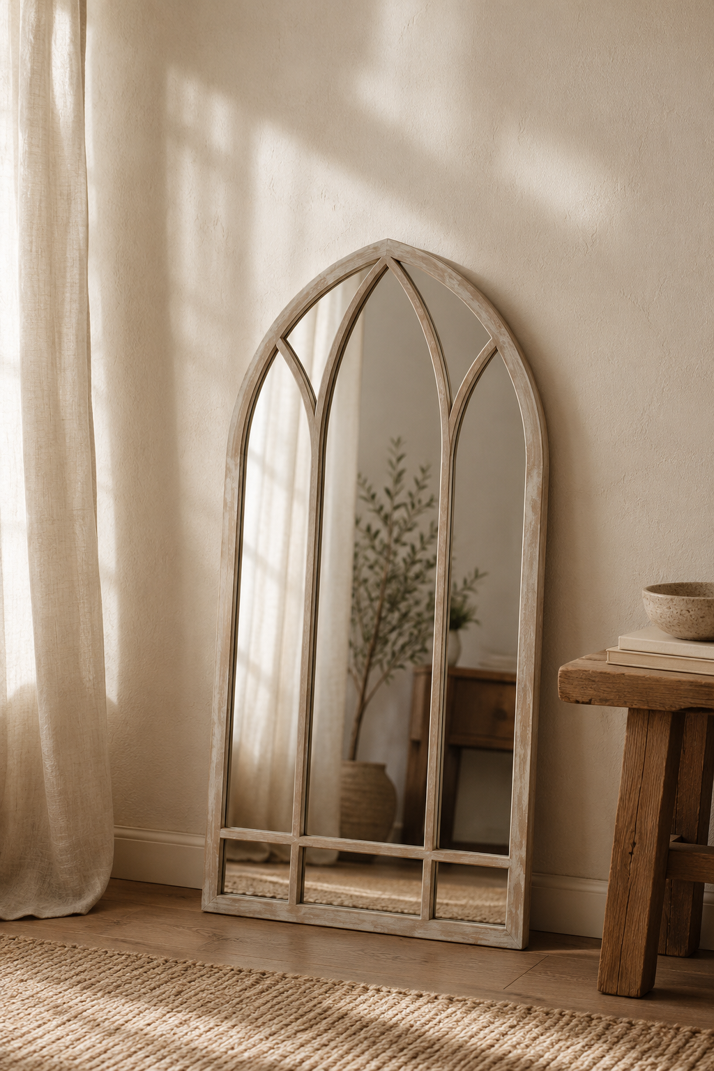 Miroir fenêtre gothique, bois patiné gris rustique 83 x 48 cm, Patine grise rustique, effet blanchi. Vue d'ensemble.