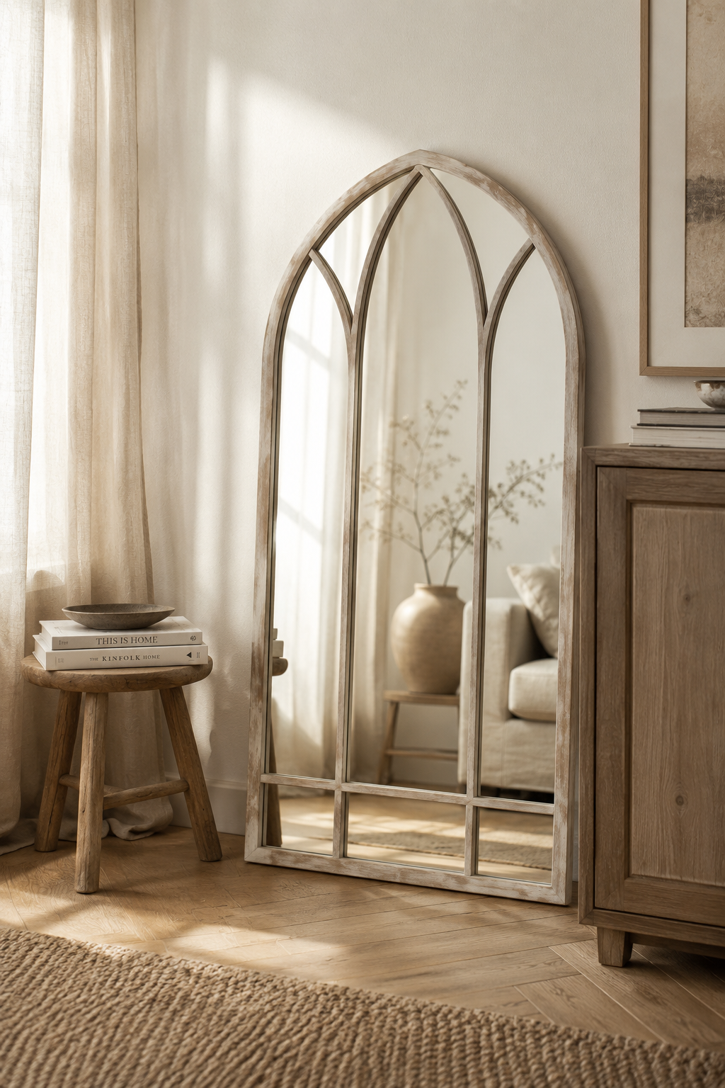 Miroir fenêtre gothique, bois patiné gris rustique 83 x 48 cm, Patine grise rustique, effet blanchi. Présenté avec un objet de référence pour l'échelle.