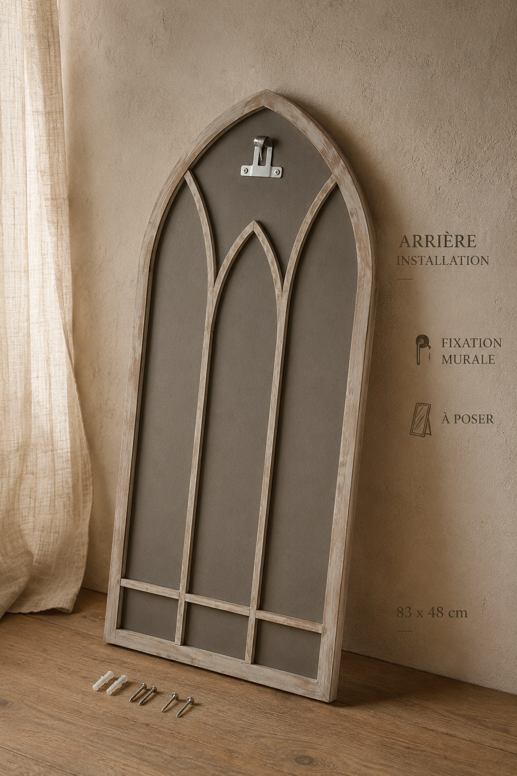 Miroir fenêtre gothique, bois patiné gris rustique 83 x 48 cm, Patine grise rustique, effet blanchi. Vu de l'arrière ou en cours d'installation.
