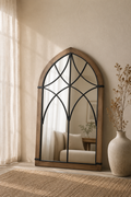 Miroir arche cathédrale, bois et ferronnerie noire, Marron bois et noir, ferronnerie ajourée en étoile. Vue d'ensemble.