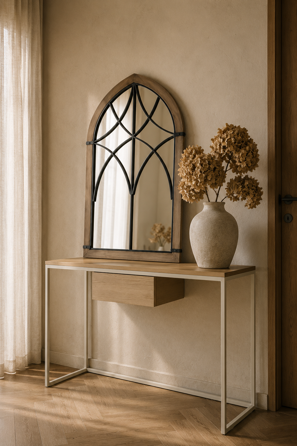 Miroir arche cathédrale, bois et ferronnerie noire, Marron bois et noir, ferronnerie ajourée en étoile. Présenté avec un objet de référence pour l'échelle.