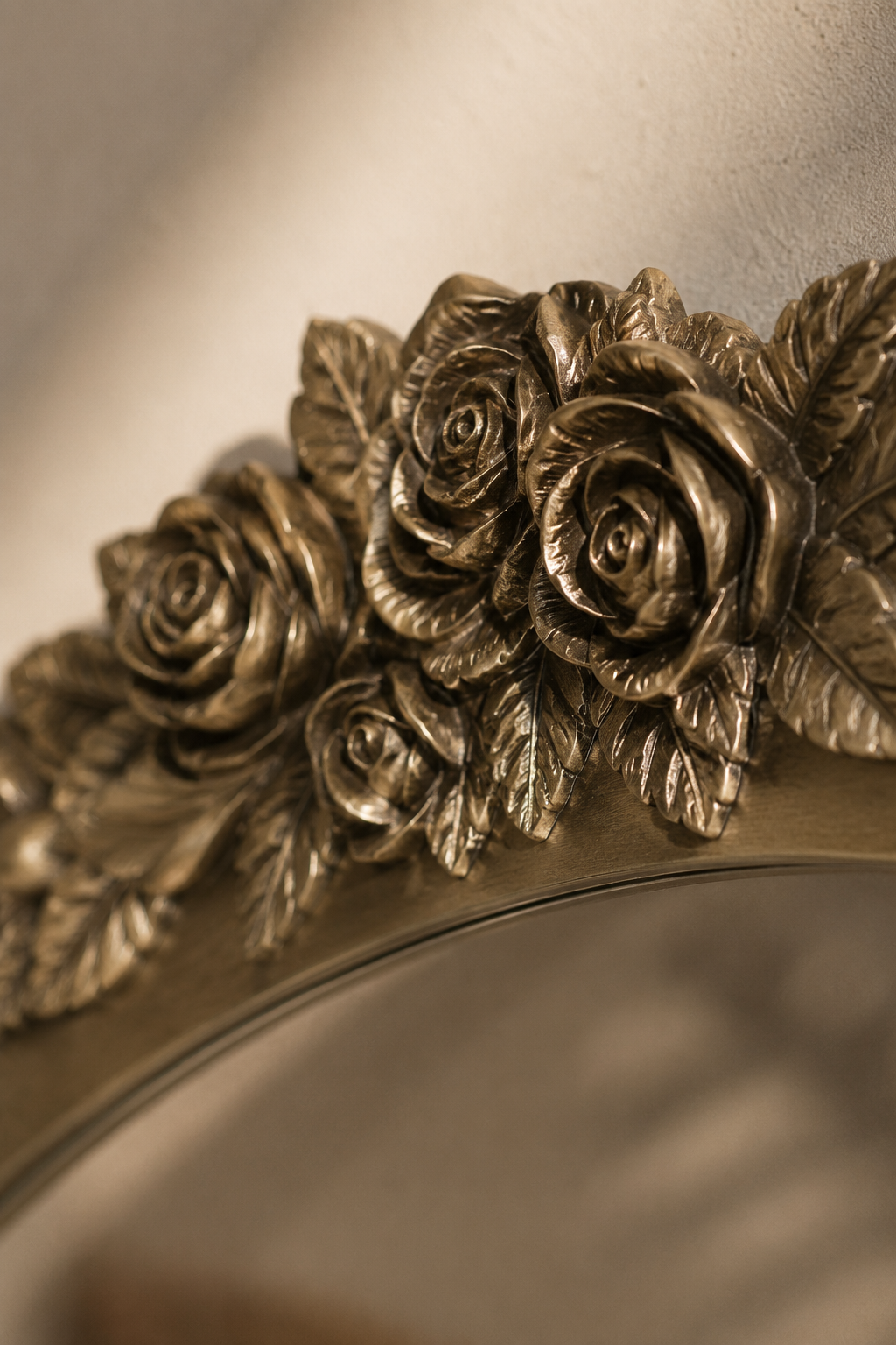 Arche aux roses, laiton patiné antique, Laiton patiné antique (gris doré), roses sculptées en résine. Photo 3 sur 8.
