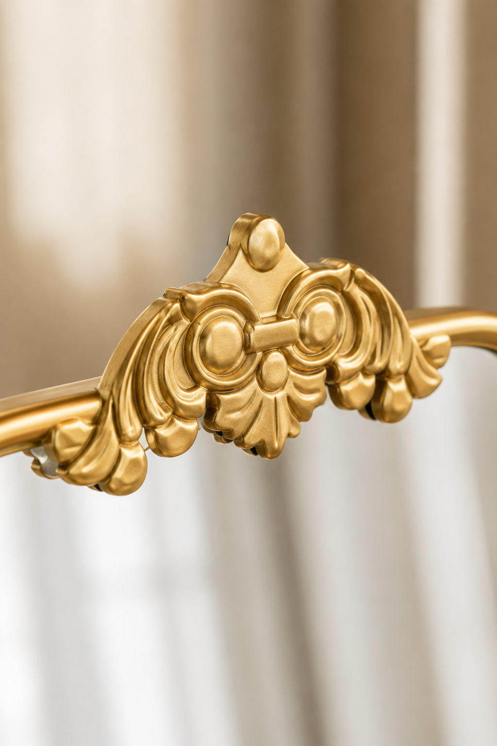 Miroir baroque arqué doré, fronton floral 60×87 cm, Laiton patiné antique (gris doré), roses sculptées en résine. Détail du cadre en gros plan.
