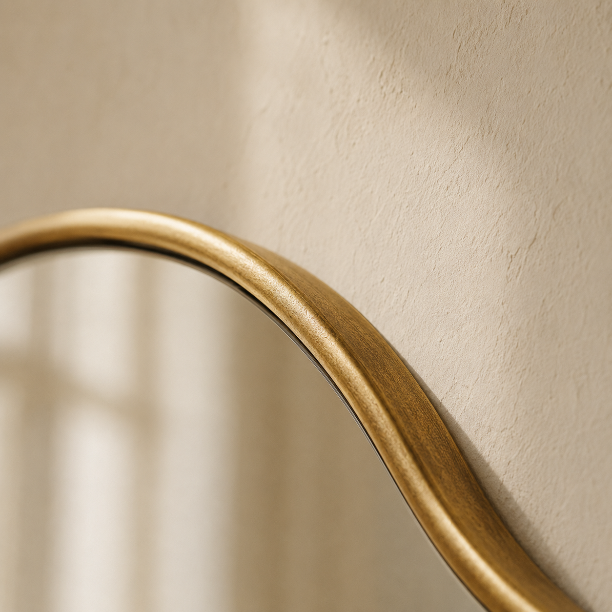 Miroir nuage asymétrique 116×66 cm, Disponible en noir ou doré, contour organique ondulé. Détail du cadre en gros plan.