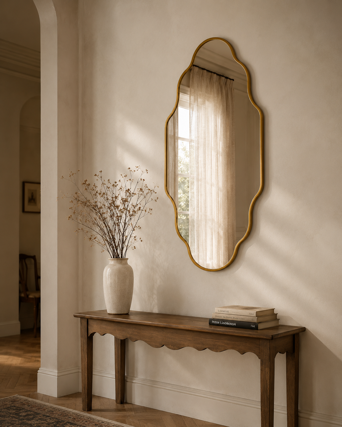 Miroir lanterne asymétrique 116×66 cm, Disponible en noir ou doré, silhouette galbée verticale. Vue d'ensemble.