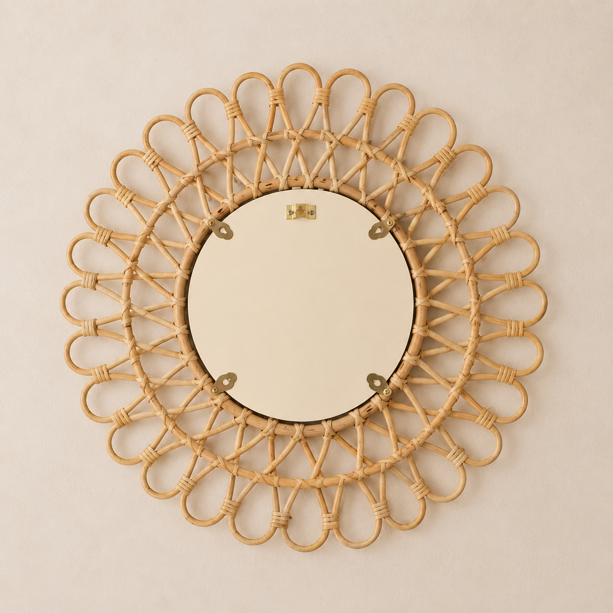 Miroir soleil en rotin tressé 40 cm, Couleur bois naturel, motif soleil tressé. Vu de l'arrière ou en cours d'installation.