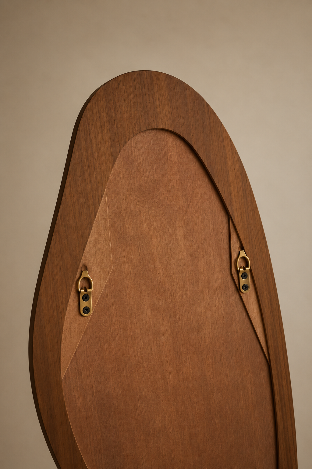 Miroir asymétrique placage de pin 91,5x45 cm, Effet bois naturel, contour asymétrique organique. Vu de l'arrière ou en cours d'installation.