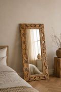 Miroir sculpté en bois de manguier 50x110 cm, Brut naturel, motif feuillage ajouré. Vue d'ensemble.