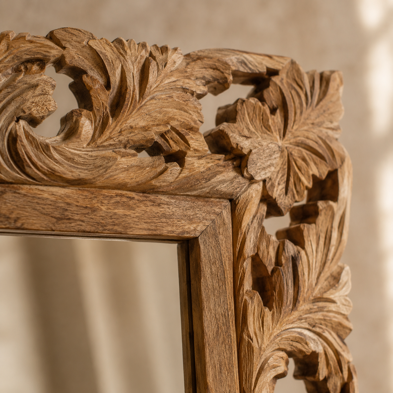 Miroir sculpté en bois de manguier 50x110 cm, Brut naturel, motif feuillage ajouré. Détail du cadre en gros plan.