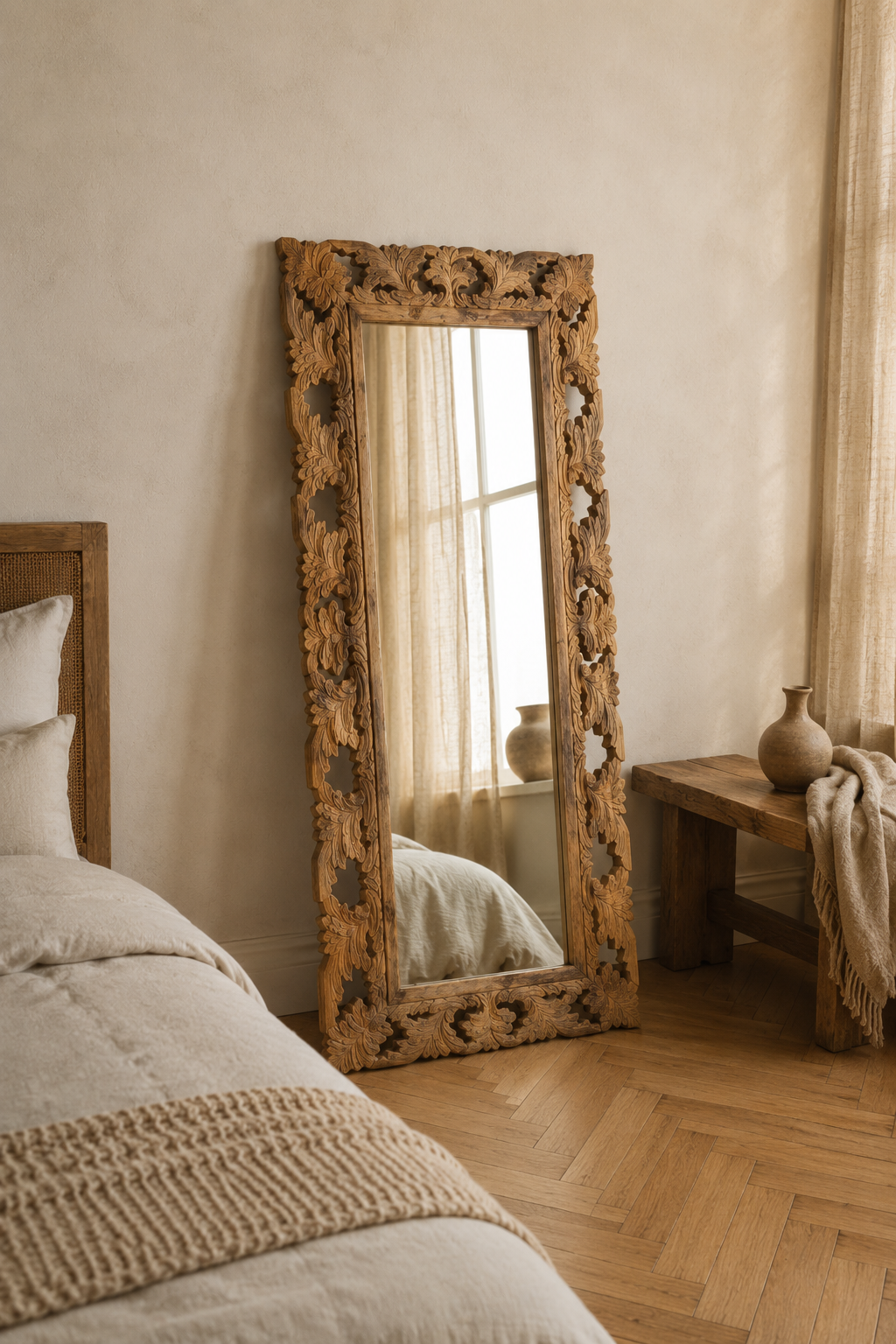 Miroir sculpté en bois de manguier 50x110 cm, Brut naturel, motif feuillage ajouré. Présenté avec un objet de référence pour l'échelle.