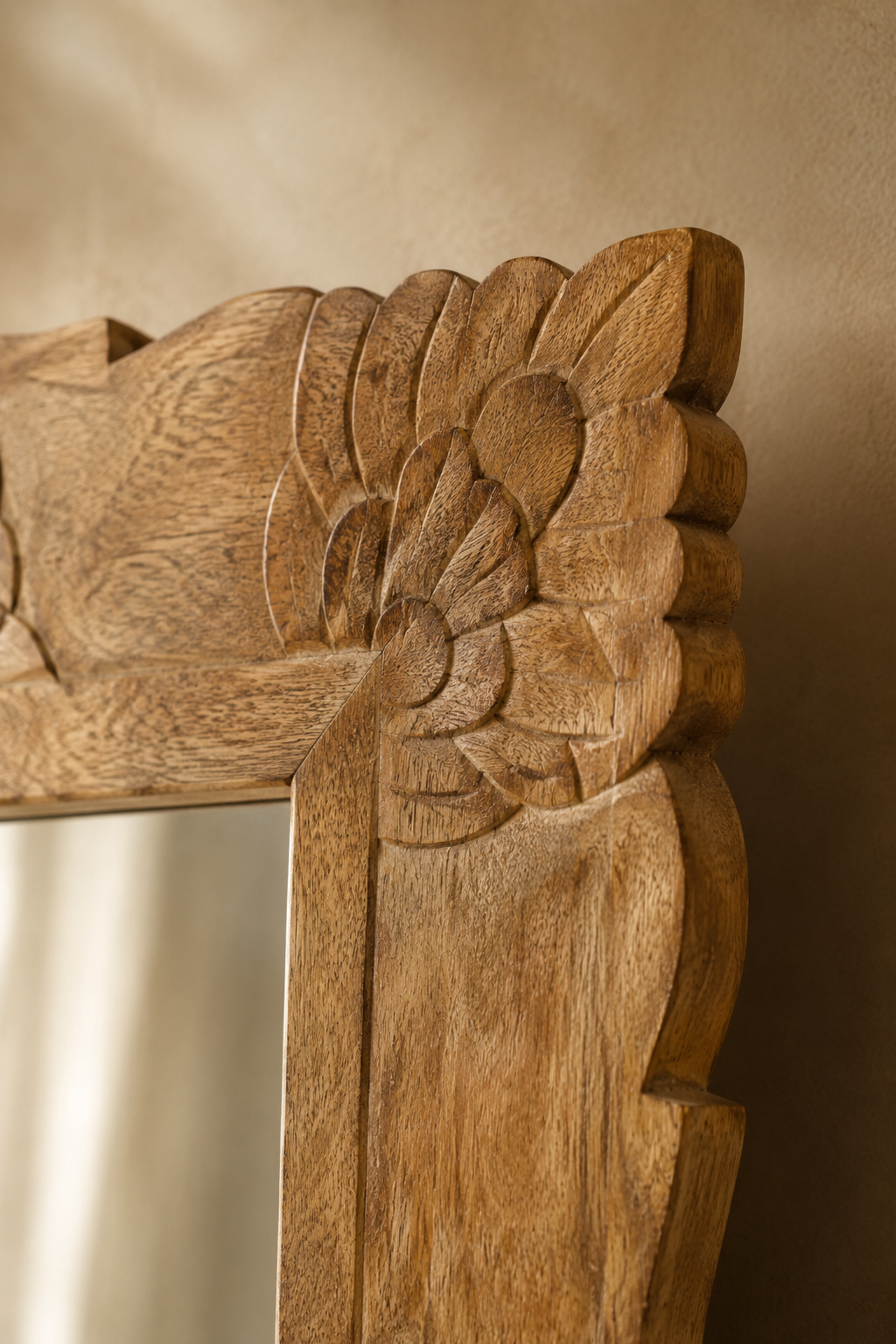 Miroir sculpté floral en bois de manguier 50x80 cm, Brut naturel, motif floral sculpté. Détail du cadre en gros plan.