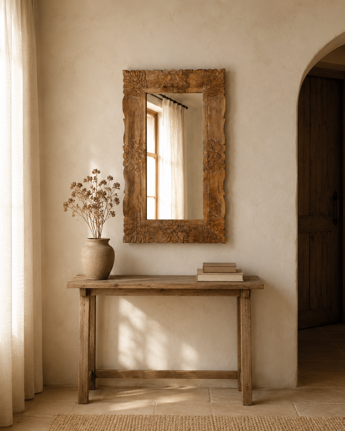 Miroir sculpté floral en bois de manguier 50x80 cm, Brut naturel, motif floral sculpté. Présenté avec un objet de référence pour l'échelle.
