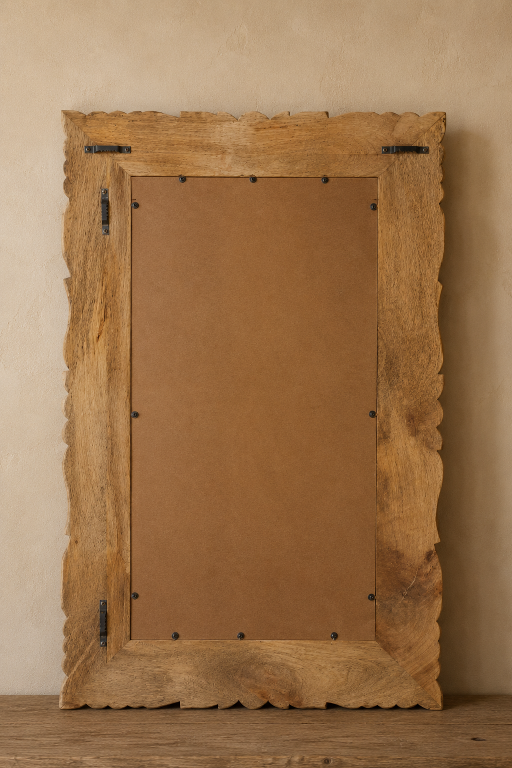 Miroir sculpté floral en bois de manguier 50x80 cm, Brut naturel, motif floral sculpté. Vu de l'arrière ou en cours d'installation.