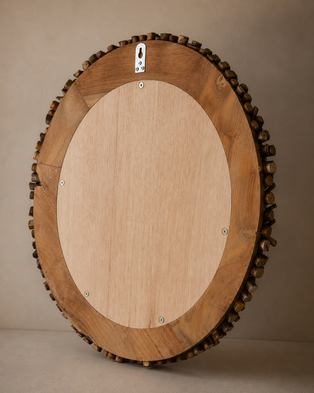 Miroir rond en branches de bois naturel 60 cm, Brut naturel, texture irrégulière. Vu de l'arrière ou en cours d'installation.