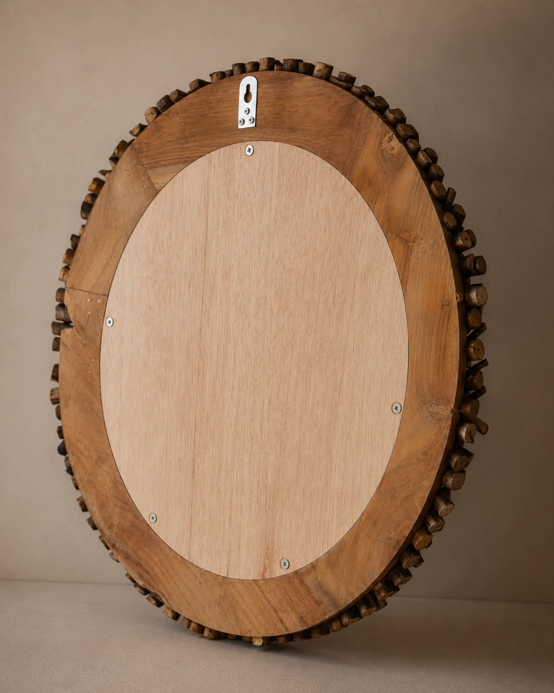 Miroir rond en branches de bois naturel 60 cm, Brut naturel, texture irrégulière. Vu de l'arrière ou en cours d'installation.