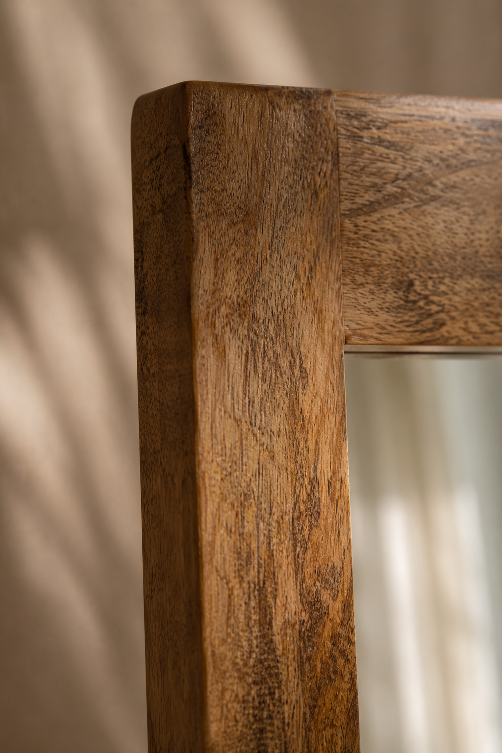 Miroir rustique en bois de manguier 50x110 cm, Poli, peint et laqué, grain naturel visible. Détail du cadre en gros plan.