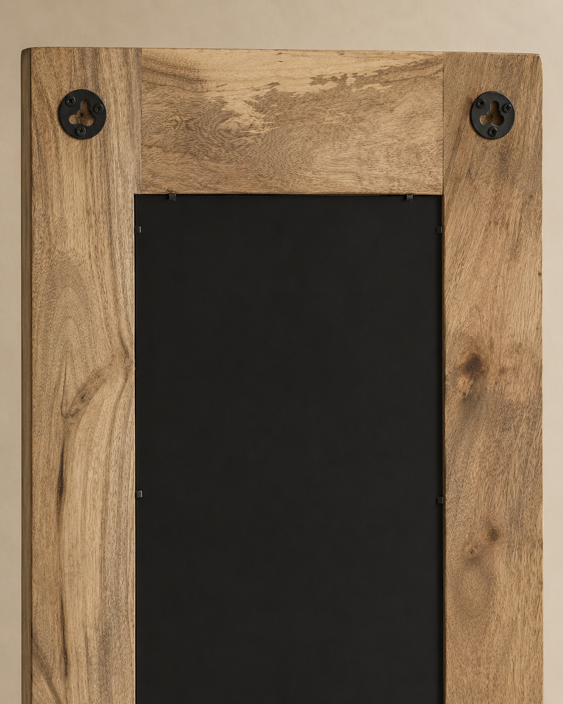 Miroir rustique en bois de manguier 50x110 cm, Poli, peint et laqué, grain naturel visible. Vu de l'arrière ou en cours d'installation.