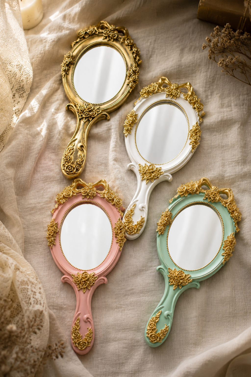 Miroir à main baroque roses dorées 11,5×25 cm, Roses en relief dorées sur fond teinté. Présenté avec un objet de référence pour l'échelle.