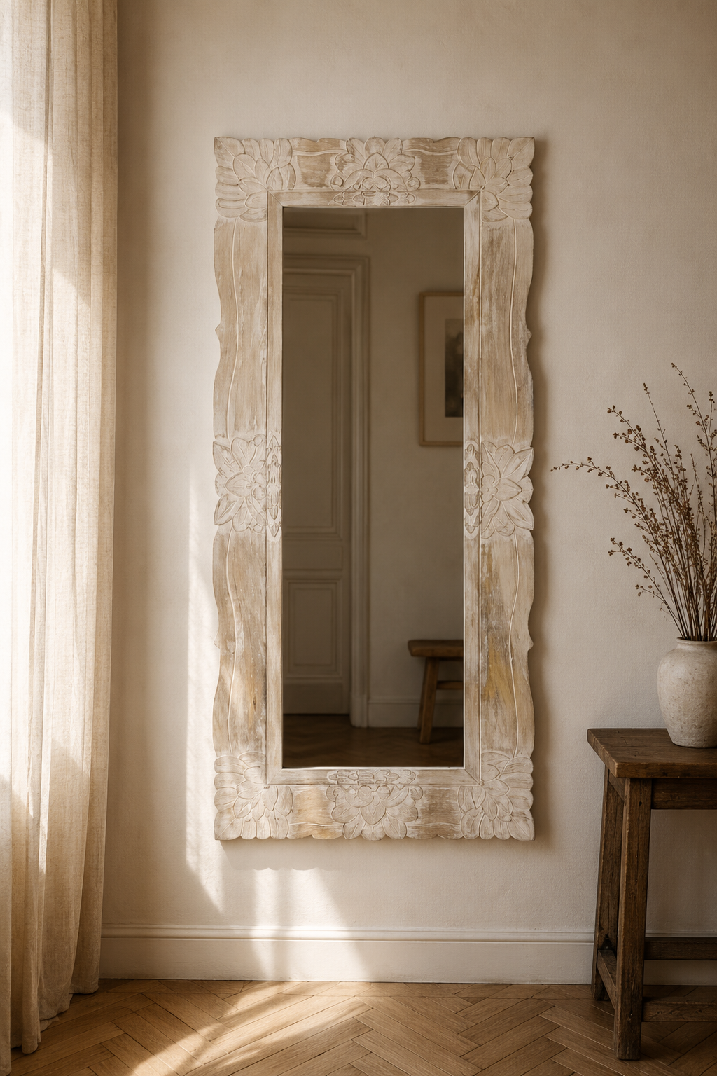 Miroir sculpté en bois de manguier, blanchi 110×50 cm, Bois blanchi patiné, motifs floraux sculptés. Photo 1 sur 7.