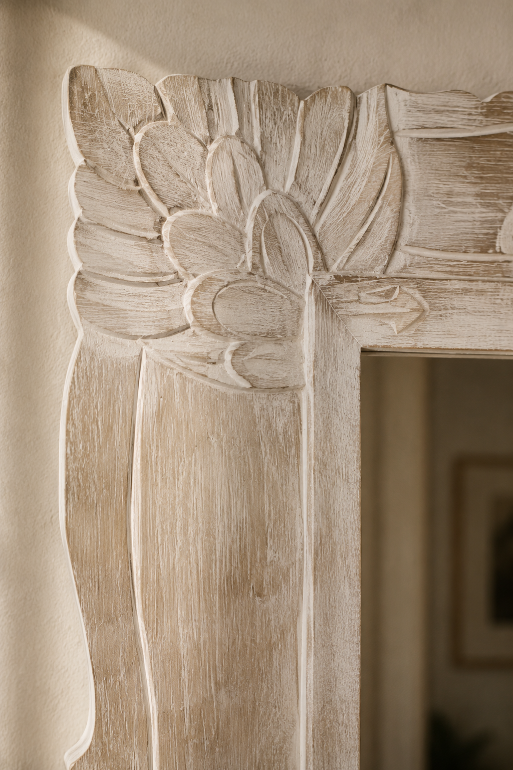 Miroir sculpté en bois de manguier, blanchi 110×50 cm, Bois blanchi patiné, motifs floraux sculptés. Photo 2 sur 7.