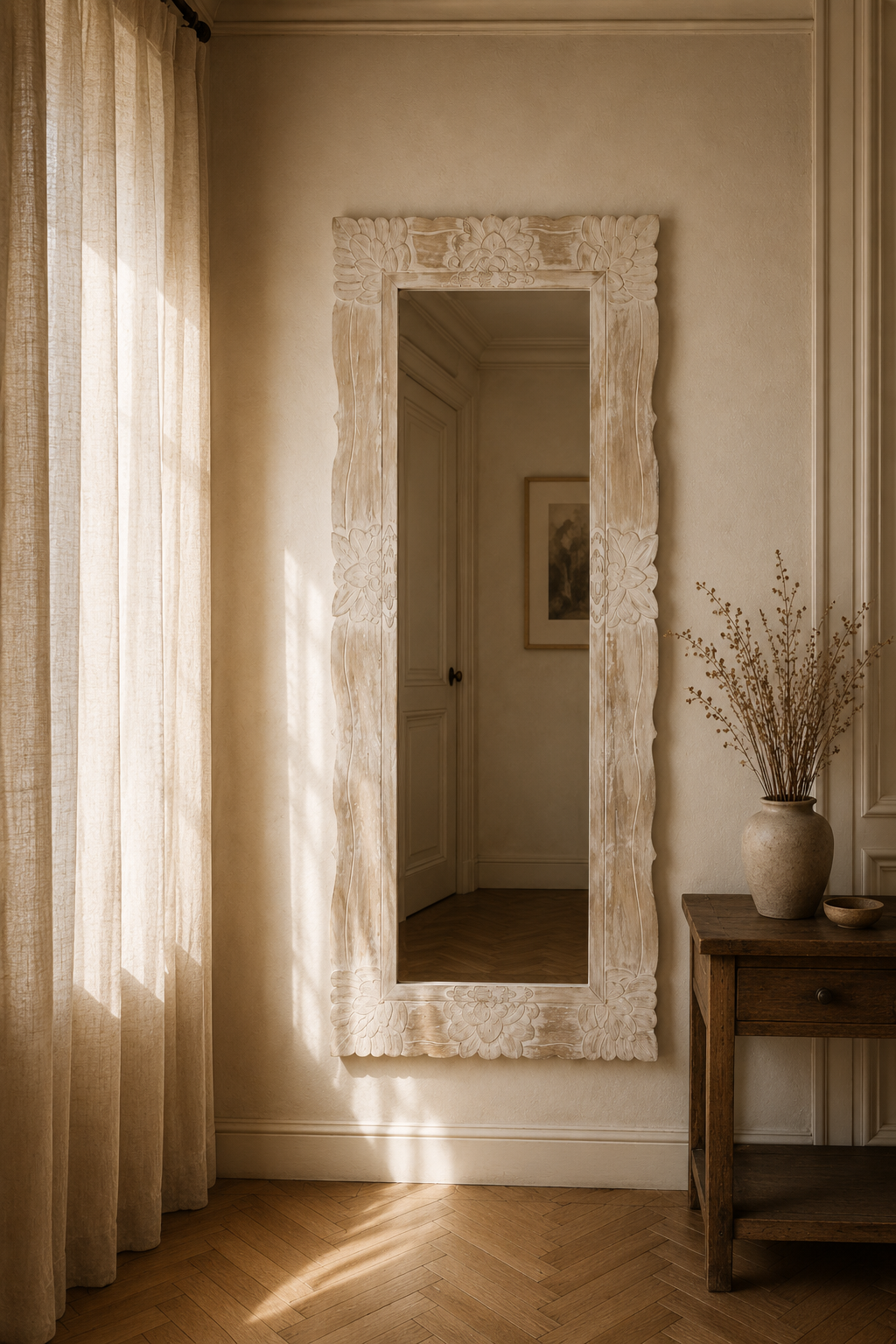 Miroir sculpté en bois de manguier, blanchi 110×50 cm, Bois blanchi patiné, motifs floraux sculptés. Photo 3 sur 7.