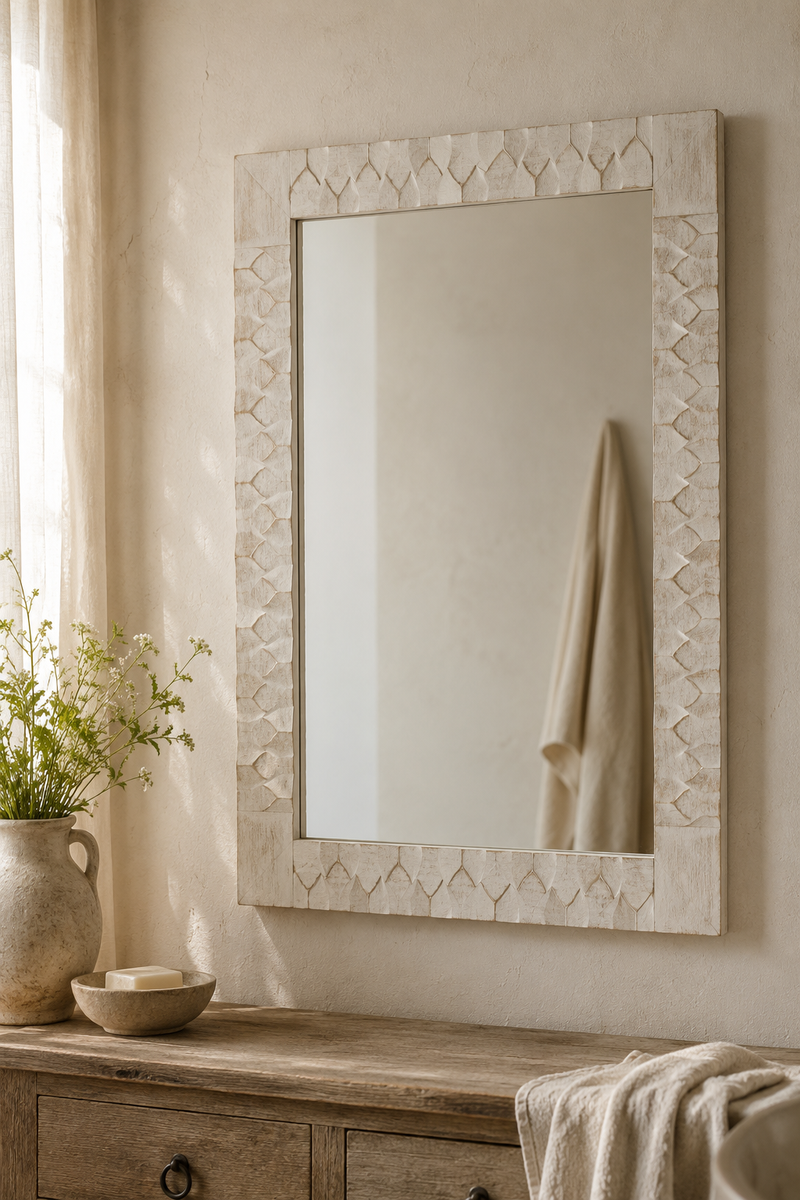 Miroir rectangulaire bois blanc lavé 50×70 cm, Bois blanc lavé, motif de losanges sculptés. Photo 1 sur 8.