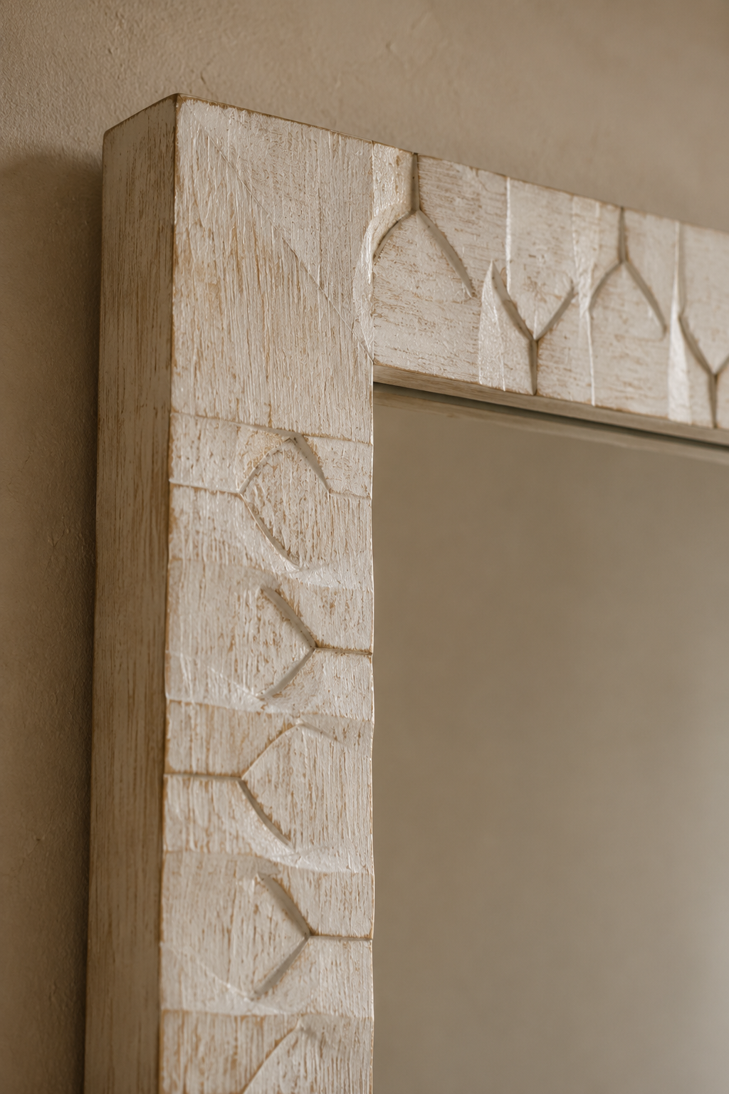 Miroir rectangulaire bois blanc lavé 50×70 cm, Bois blanc lavé, motif de losanges sculptés. Photo 2 sur 8.
