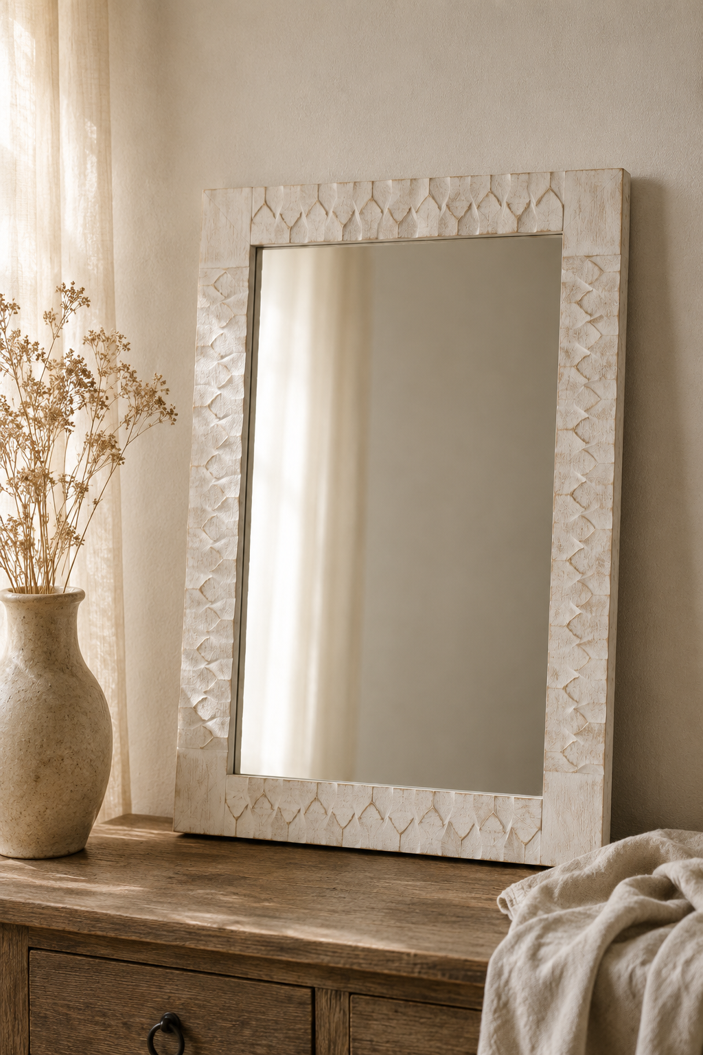 Miroir rectangulaire bois blanc lavé 50×70 cm, Bois blanc lavé, motif de losanges sculptés. Photo 5 sur 8.