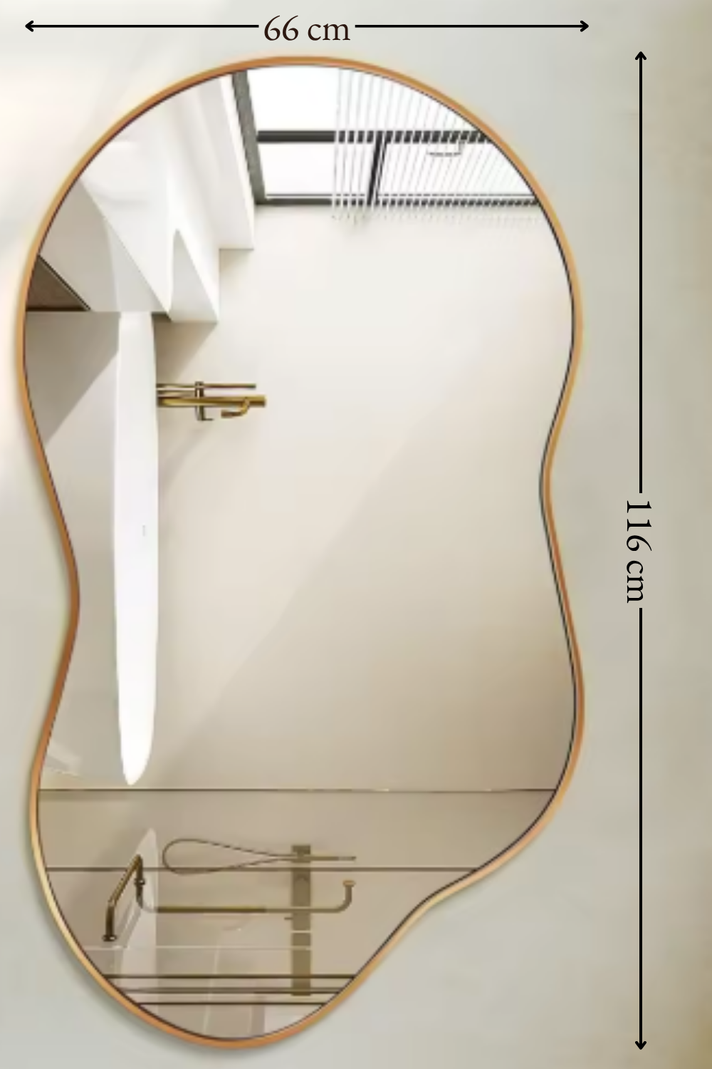 Miroir nuage asymétrique 116×66 cm, Disponible en noir ou doré, contour organique ondulé. Installé dans un intérieur habité.