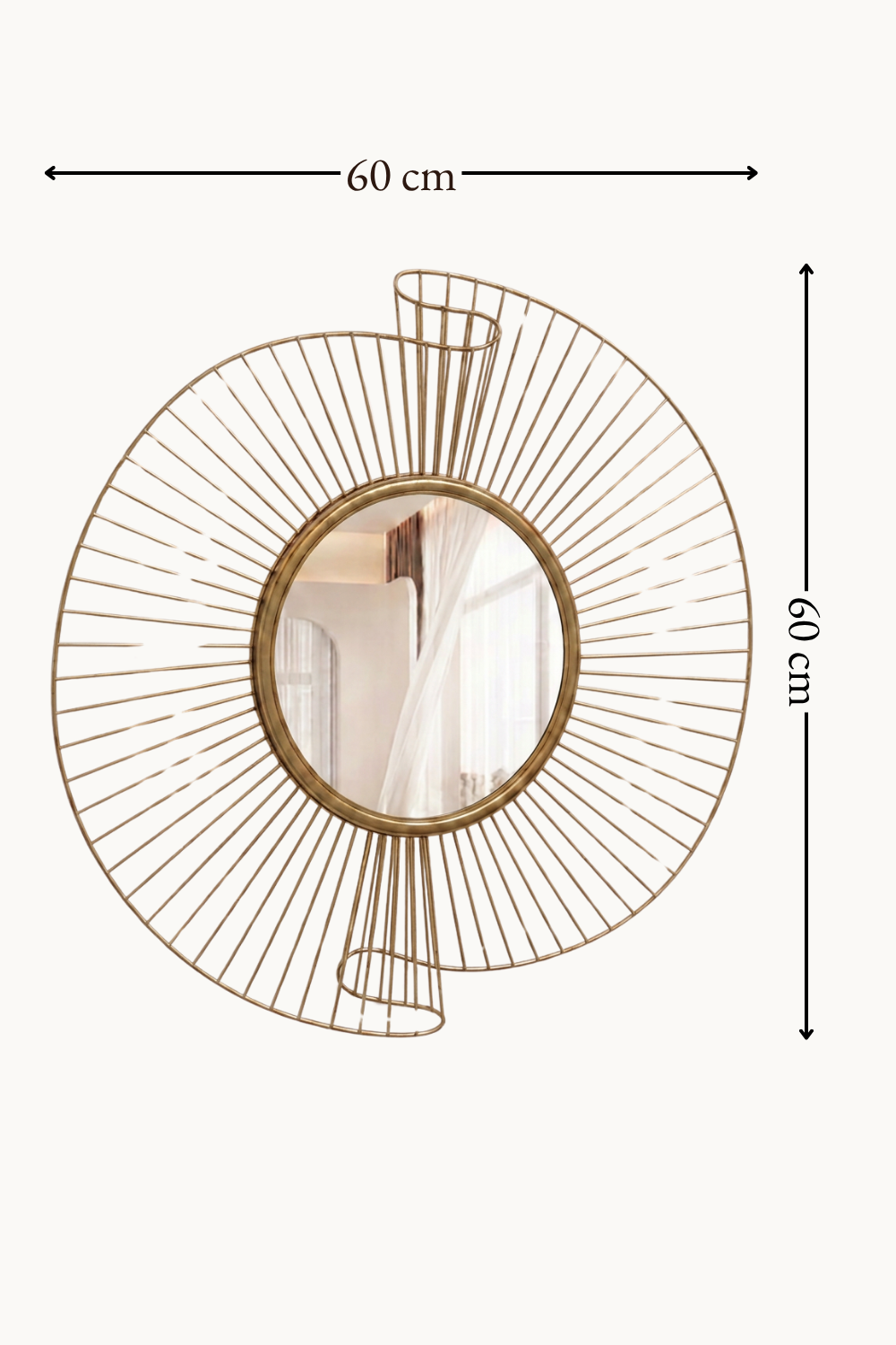 Médaillon soleil, doré Ø60 cm. Installé dans un intérieur habité.