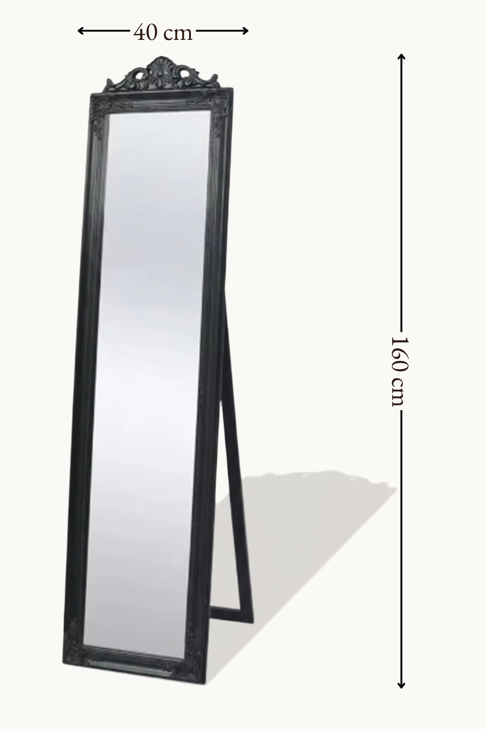 Miroir psyché baroque sur pied, noir laqué 160 x 40 cm, Laqué noir, fronton baroque sculpté. Installé dans un intérieur habité.