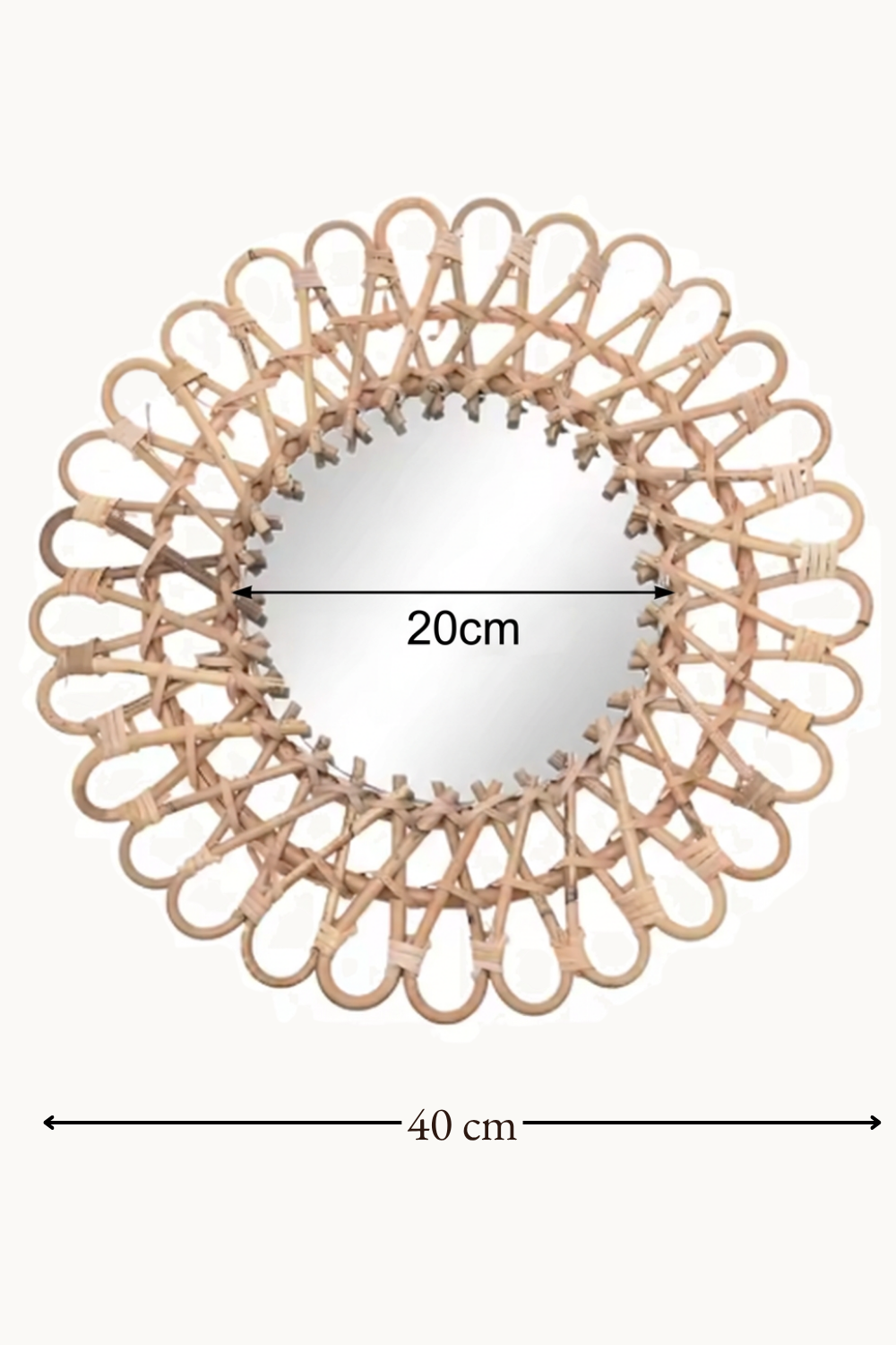 Miroir soleil en rotin tressé 40 cm, Couleur bois naturel, motif soleil tressé. Installé dans un intérieur habité.