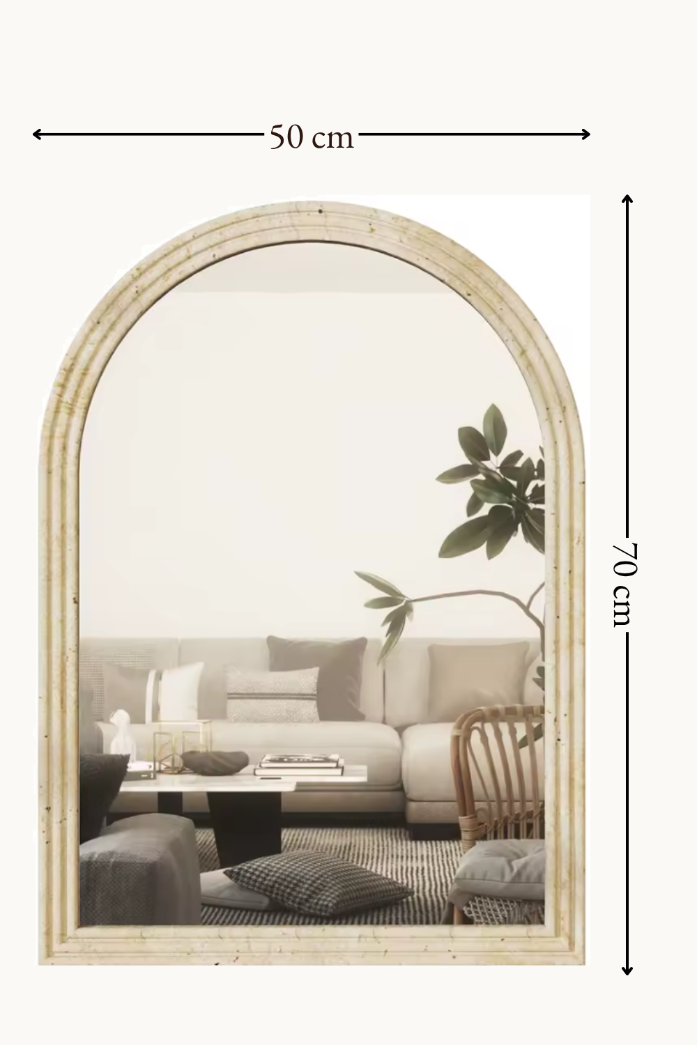 Miroir arqué façon pierre, crème 50×70 cm, Crème patiné, profil arqué à trois niveaux. Installé dans un intérieur habité.