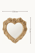 Miroir cœur roses sculptées, 14×13,8 cm. Vue de face sur fond neutre, pour se repérer sur les dimensions.