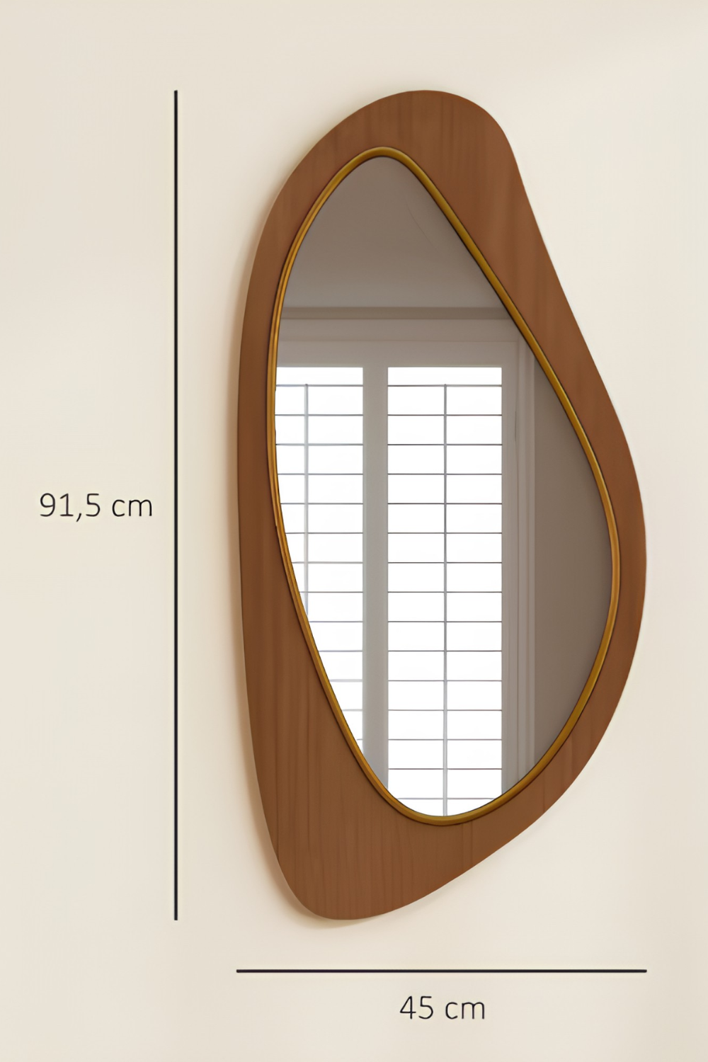 Miroir asymétrique placage de pin 91,5x45 cm, Effet bois naturel, contour asymétrique organique. Installé dans un intérieur habité.