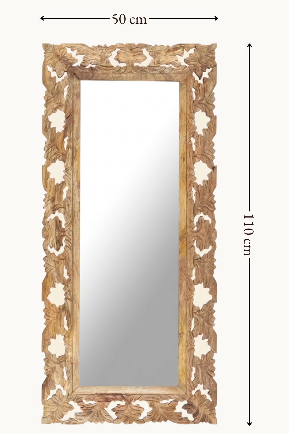 Miroir sculpté en bois de manguier 50x110 cm, Brut naturel, motif feuillage ajouré. Installé dans un intérieur habité.