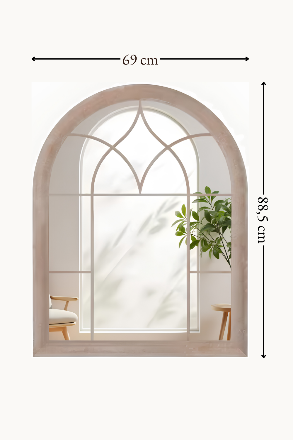 Miroir fenêtre cintrée, métal gris rustique 69 x 88,5 cm, Gris rustique patiné. Installé dans un intérieur habité.