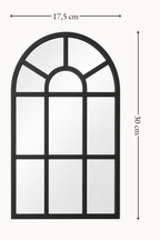 Photo pleine cadre de la petite fenêtre vitrail noire, style arrondi, pour référence des dimensions (17,5×30 cm)