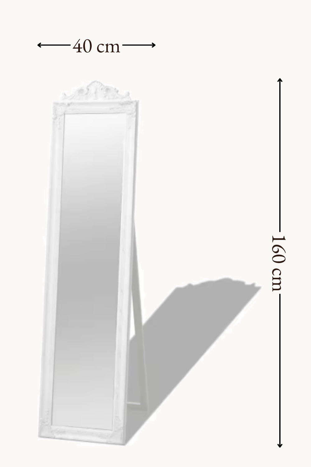 Psyché baroque, blanc patiné 40×160 cm. Installé dans un intérieur habité.